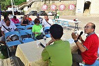 　東引防區年度聯信操演即將登場，指揮部在忠誠門前辦理說明會，向漁民鄉親簡報實施對空對海射擊的時間與警戒範圍。（圖／文：陳其敏）