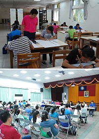 連江縣105年度全國語文競賽複賽昨日登場,教育局長陳冠人至書法考場觀看選手揮毫,他也對每位選手表現給予最大肯定,期許學生程度能跟台灣接軌。(圖/文:楊凱棻)