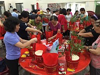 　牛角做出幼熱場活動紅斗製作研習30日晚間在牛峰境五靈公廟活動中心歡樂登場，民俗專家鄭先生說明製作流程、擺飾順序及紅紙的剪法，再由學員們自己動手做，大家邊做邊聊，洋溢濃濃喜氣。（圖／文：曹重偉）
