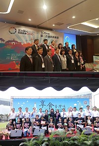 北台區域發展推動委員會今年第2次副首長會議1日在金門舉辦,連江縣由秘書長張龍德代表出席,主要討論促進觀光及運輸等相關合作議題;下午8縣市聯合舉辦臺灣農特產聯合展銷會,11縣市副首長都出席開幕儀式,並推出多項促銷活動吸引陸客,搶攻大陸十一黃金週商機。(圖:連江縣政府)