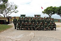 司令與東莒機步連官兵合影。(圖/文:陳玉笈)