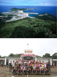 上圖:壁山上眺望無敵海景。下圖:今年9月「高登老兵回娘家」活動合影。(圖/文:陳玉笈))