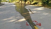 莒光堡往橋仔路段大晴天路面竟會冒水,研判疑似地下水管破裂所致。(圖/文:陳鵬雄)