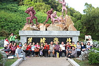 　菲律賓台商總會名譽總會長黃勝雄偕同旅菲僑胞一行共25人馬祖3天2夜之旅，對在地風光留下良好印象。（圖／文：吳嘉榮）