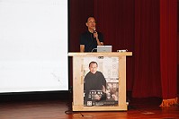 　縣府文化局「名人講座」昨日由八方新氣創辦人兼藝術總監王俠軍，以「最後的浪漫－與時俱進、新瓷美學」為講座主題，分享他突破自我、精彩萬分的創業故事。（圖／文：楊凱棻）