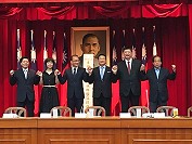 立院跨黨派7日成立東部、離島族群促進會,行政院長林全(左3)到現場參與揭牌儀式,首任會長、民進黨立委陳歐珀(右3)。(圖:立院東部、離島族群促進會)