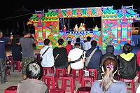 　媽祖昇天祭系列活動8日晚間主打金光布袋戲馬祖首演，由彰化金華龍掌中劇團主演「媽祖助英雄」，劇情熱鬧緊湊，吸引不少年輕替代役前往回味童年。（圖／文：曹重偉）