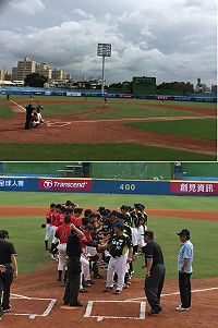 備受鄉親矚目的黑豹旗高中棒球大賽8日下午火熱開戰!可惜雨勢過大,影響投手控球及野手守備,馬祖高中還是未能闖過第一關,被金門農工15比0提前結束。(圖:林冰芳)