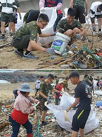 　上圖：官兵低著頭努力撿拾沙灘上的垃圾。下圖：官兵與清潔人員共同為環境保護而努力。（圖／文:吳誌益）