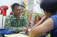 志工對學子實施課後輔導。(圖/文:范智傑)