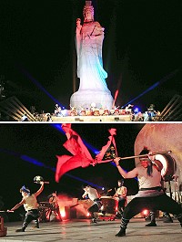 媽祖在馬祖昇天祭壓軸演出「十鼓擊樂團-鼓浪朝聖」在媽祖巨神像前轟動登場,湧進200多位遊客鄉親前往欣賞,曲曲層次豐富、震撼人心,而且結合八家將、宋江陣等民俗技藝,展現該團的驚人實力與過人創意。(圖/文:曹重偉)
