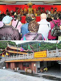 馬祖境天后宮因多處遭白蟻侵蝕及退色等因素,於「媽祖昇天祭」結束即開始進行整修工程,廟方特將神明金身移駕至地下室交誼廳繼續供信眾參拜,昨天就有許多遊客轉至地下室聽解說及參拜,並未感覺不便。(圖/文:曹重偉)