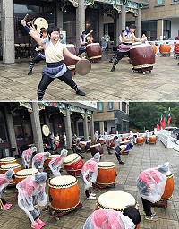 「十鼓擊樂團-鼓浪潮聖」馬祖公演活動配合國慶日遠足在經國紀念館前廣場演出,再次讓鄉親感受到鼓聲的震撼與魅力!與地區仁愛國小、塘岐國小學童尬鼓合演「醒獅鑼鼓」,小朋友不畏風雨毅然上陣,贏得全場一致讚賞。(圖/文:曹重偉)