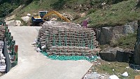 大坵島上堆置數百個來路不明的章魚籠。(圖:民眾提供)