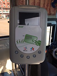 馬祖公車同步啟用多卡通!自13日起,乘客均可使用一卡通(iPASS)、悠遊卡搭乘南北竿公車,目前公車上均裝設多卡通新型感應系統,讓鄉親及遊客乘車更加便利。(圖/文:楊凱棻)