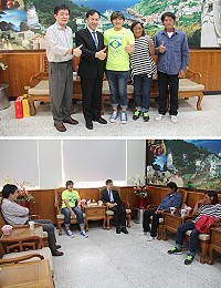 陳念琴昨天陪同雙親前往縣府拜會,縣長劉增應嘉許她的優異表現,不僅是為國爭光,也為馬祖爭光。(圖/文:吳嘉榮)
