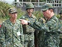 　副指揮官視導陣地整備情形。（圖／文：黃信助）