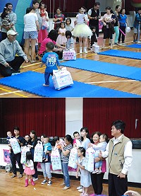 連江縣105年度兒童發展篩檢暨兒童爬行和搬搬樂比賽昨日熱鬧展開,比賽結束後家長和孩子開心領取獎品。(圖/文:楊凱棻)