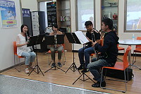 　「2016秋夜」馬祖音樂饗宴活動，DKE笛咖兒單簧管四重奏16日於南竿機場演出，讓旅客感受到音樂的魅力。（圖／文：吳嘉榮）