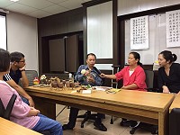 「喜閱之旅-閱讀我的故鄉」推廣活動16日舉辦第2場次,邀請樹藝創作者李永謨在仁愛國小與大家分享自己突破身障不便,奮鬥不懈的人生故事。(圖/文:楊凱棻)