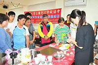 　身心障礙協會15日舉辦「愛心護巧手」手工烘焙創作學習活動，邀請具有西式烘焙證照的講師林佳蓉現場教學，把製作過程、方式與技巧，邊解說邊操作告訴每位學員及指導障友DIY。（圖／文：曹重偉）