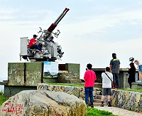 西引島三山據點雙管防空機關砲是遊客的最愛,觀光導覽人員建議加強展出武器的修護與保養。(圖/文:陳其敏)