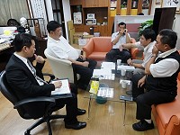 基隆港西2碼頭12月施工,旅客搭乘「臺馬之星」動線變動,基隆港務公司調整安排妥當,立委陳雪生19日邀該公司相關人員到院說明。(圖:陳雪生國會辦公室)