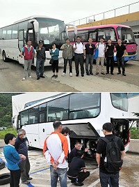 觀光人數屢創新高,馬祖交通公司看好未來遠景,董事長林明華下重本採購2輛全新的「大中巴」,載客人數可達30人,舒適度相當好;20日上午特別由遊覽車業者牽2部新車來馬測試路況,並指點在地駕駛一些維修小撇步;最快可望半年內引進馬祖為旅客服務。(圖/文:曹重偉)