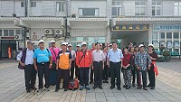 莒光鄉105年重陽節大陸旅遊活動歡樂啟程,縣長劉增應、議長張永江特地在碼頭送行並致贈程儀,祝福莒光鄉親此行圓滿順利。(圖/文:宋幸儒、莒光鄉公所)