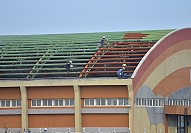 東引鄉體育館屋頂整修工程,廠商動工施作。(圖/文:陳其敏)