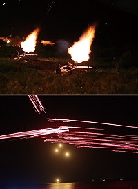    （上圖）萬平操演實彈射擊，震撼人心。（下圖）  萬平操演在夜空中構成綿密火網。（圖／文：黃信助）