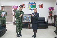 　馬防部致贈敬軍團紀念陶板。（圖／文：陳玉笈）