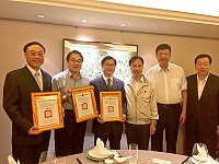 劉增應24日下午致贈交通部次長祁文中(左3)、航港局長謝謂君(左2)、觀光局長周永暉(左1)等3位榮譽縣民證,感謝協助及借重業務專長(圖:連江縣政府)。