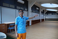 　仁愛國小空中閱覽室學期初完工，室內空間寬敞舒適且坐擁無敵海景，校長王建華表示，空間擺設將讓學生作主，規劃出他們心目中的理想閱覽室。（圖／文：楊凱棻）