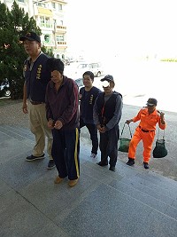 　馬祖海巡隊凌晨於北竿大坵島查獲2名登岸採貝大陸漁民。（圖：馬祖海巡隊提供）