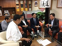 縣長劉增應、議長張永江、立法委員陳雪昨日在陳雪生立院辦公室與中油董事長陳金德(右1)會面,討論馬祖地區興建新油槽一事。(圖:陳雪生辦公室提供)
