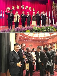 僑委會25日在北市圓山大飯店宴請全球各地僑界惜別晚宴酒品採用馬祖高粱酒,縣長劉增應、僑委會委員長吳新興(上圖中)及僑界領袖向僑胞敬酒.僑委會贈送僑胞伴手禮也是馬祖酒廠出品小英就職紀念酒。(圖:連江縣政府提供)