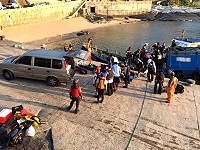 連續好天氣適合磯釣,北竿橋仔漁港大批釣客出海渡礁釣魚。(圖/文:陳鵬雄)