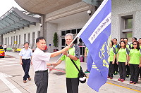 　兩年一度全國義消競技大賽今日登場，縣長劉增應前往機場為代表隊授旗，鼓勵代表隊全力以赴、爭取佳績。（圖／文：馮紹夫）