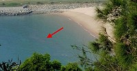 秋天馬祖也出現藍眼淚,有遊客28日中午在塘后前港海域拍到微量赤潮(紅色箭頭所指處)。(圖:王姓遊客提供)