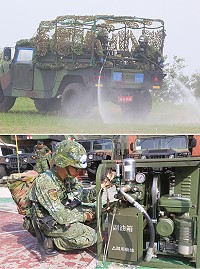 上圖:模擬毒區環境消除作業。下圖:化學兵排弟兄檢整輕型消毒器。(圖/文:范智傑)