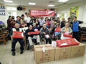 台中市議員何文海秘書楊文君與南屯區寶山里長廖振源一行38人訪馬,致贈大同之家保暖實用物資一批。(圖:移民署連江地區行政中心提供)