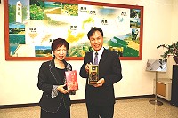 　國共論壇前熱身「洪習會」見面，洪秀柱指定以馬祖高粱酒作為與習近平見面伴手禮，連江縣長劉增應（右）代表馬祖鄉親致贈馬祖高粱酒給洪秀柱（左）。（圖：馬祖酒廠實業公司）