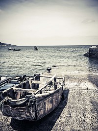 　第一屆EYE上馬祖行動攝影比賽網路人氣獎：林義翔《漁村小舟》。（圖：觀光局）