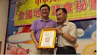 前行政院副院長杜紫軍在福建省主席、國發會主委任內對馬祖協助,縣長劉增應10月27日致贈榮譽縣民證,並盼未來繼續給予指導民間產業及酒廠發展。(圖:本報編輯部)