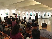 馬祖美女詩畫家劉梅玉「微小的漂流─寫在霧裡」個展開幕茶會昨日舉行,開展圓滿成功,吸引許多民眾到場參觀。(圖:劉梅玉提供)