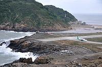 　北竿機場21跑道易受海浪侵襲，民航局發包護坡改善工程。（圖／文：陳鵬雄）