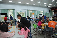 　介壽國中小國小部父母成長學習班10月30日登場，邀請中華兒童與家庭促進協會專任講師陳俗均帶領學童和家長進入桌遊世界，在遊戲中培養專注力和溝通技巧。（圖／文：楊凱棻）