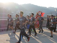 　前總統馬英九加持，今年發給參賽者迷彩T恤紀念衣造成爆紅。（圖：本報編輯部）