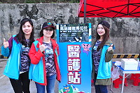 　台大急診室醫師劉越萍（中）、護理師許詩婷（左1）、張榛芳（右1）特別前來支援馬拉松醫療救護任務，提供妥善醫療照護服務。（圖／文：馮紹夫）